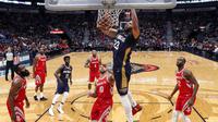 Forward New Orleans Pelicans Anthony Davis melakukan slam dunk pada laga NBA melawan Houston Rockets di Smoothie King Center, Jumat (26/1/2018) atau Sabtu (27/1/2018) WIB. (AP Photo/Gerald Herbert)