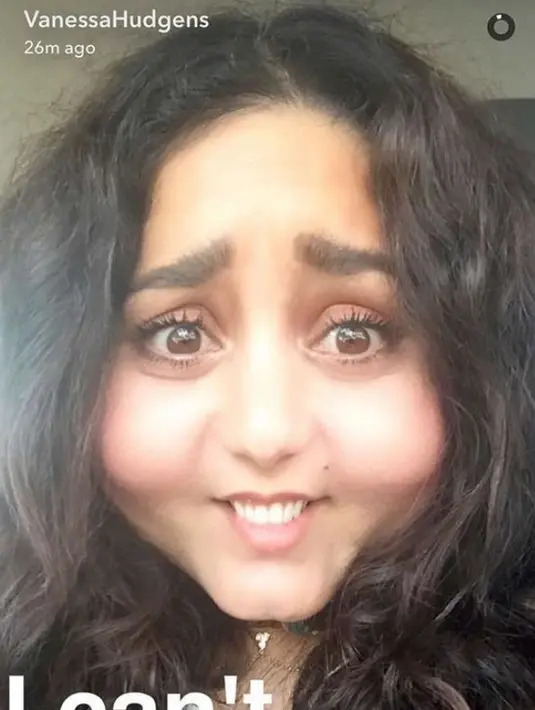 Hmm.. Vanessa Hudgens benar-benar berbeda dalam balutan filter ini, ya! (snapchat/vanessahudgens)