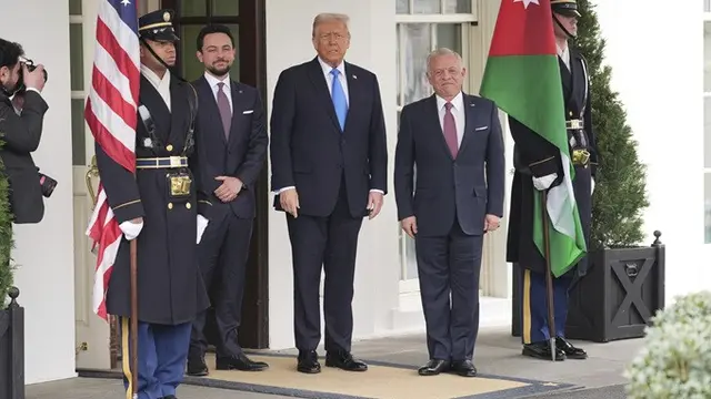 Raja Abdullah II dari Yordania dan Presiden Amerika Serikat Donald Trump di Gedung Putih pada Selasa (11/2/2025).