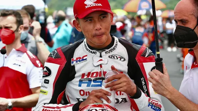 6 Potret Pembalap Mario Suryo Aji, Bawa Bendera Sambil Berkendara di Sirkuit Mandalika