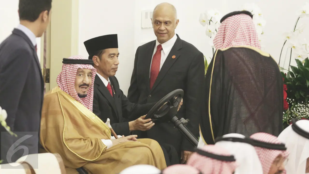 Di Bawah Hujan Deras, Jokowi Sambut Raja Salman