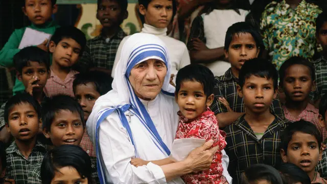 Bunda Teresa dikelilingi anak-anak
