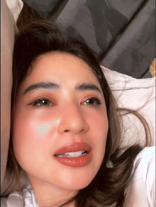 "Keluargaku dan keluarganya dia juga baik, komunikasinya baik. Kalau misalkan ada yang bilang 'Mas Rully gini, Mas Rully gitu', aku mikirnya mungkin Mas Rully lagi pusing," lanjutnya. [Instagram/dewiperssik9]