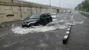 Sejumlah mobil melewati jalan yang tergenang air saat hujan lebat di New Delhi, India (1/9/2021). Hujan lebat yang terus mengguyur Kota New Delhi dalam dua hari berturut-turut dengan intentitas tinggi di hari kedua telah menyebabkan genangan banjir. (AFP/Prakash Singh)