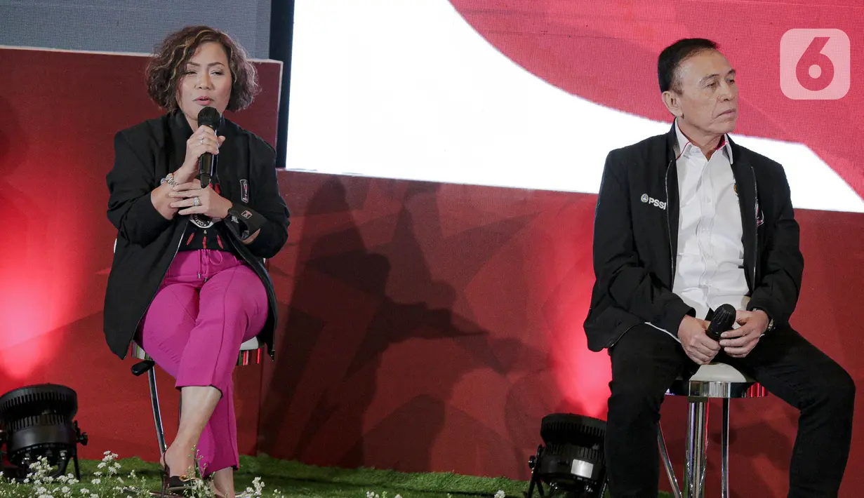 Direktur Programming SCM Harsiwi Achmad (kiri) menyampaikan sambutan bersama Ketua Umum PSSI Mochamad Iriawan (kanan) pada acara launching Piala Presiden 2022 di SCTV Tower, Senayan City, Jakarta, Senin (6/6/2022). Piala Presiden 2022 akan berlangung pada 11 Juni hingga 17 Juli mendatang. (Liputan6.com/Faizal Fanani)