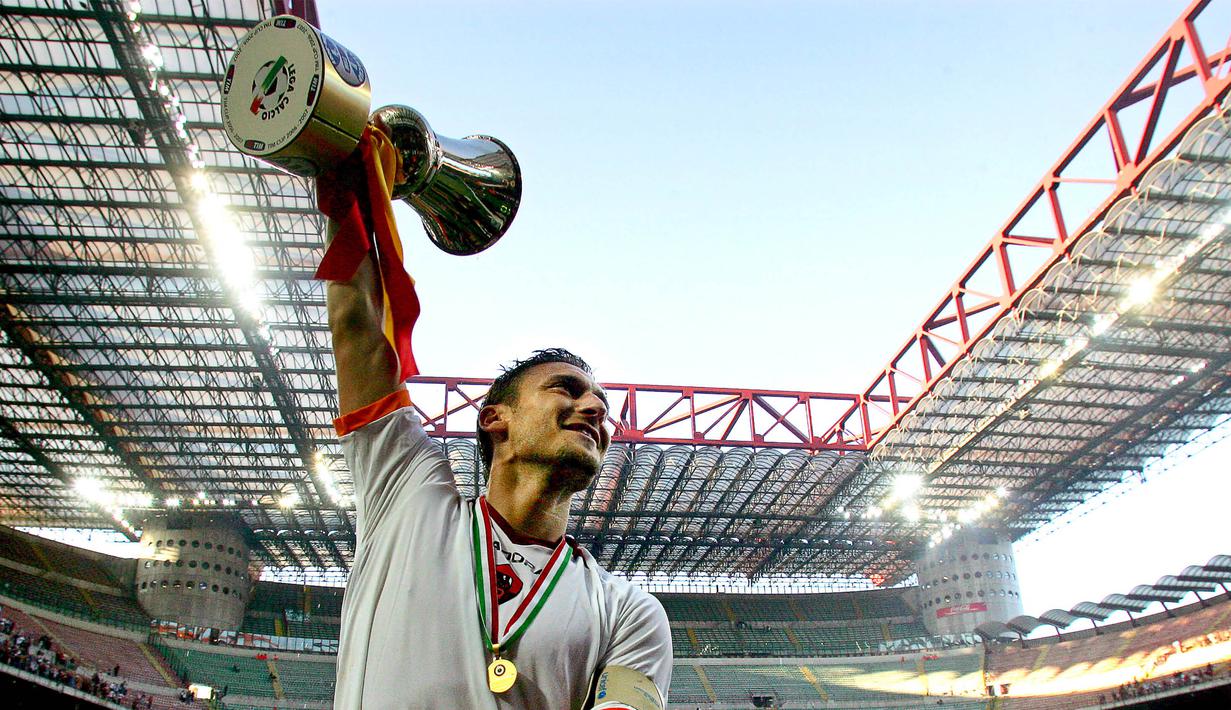 Kapten AS Roma, Francesco Totti, merayakan gelar Piala Italia usai menaklukkan Inter Milan di Stadion Giuseppe Meazza, Milan, Kamis (17/5/2007). (EPA/Matteo Bazzi)