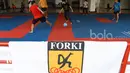 Aksi para atlet Karateka putri yang mahir bermain futsal sebagai pemanasan awal sebelum berlatih di Senayan Jakarta. (Bola.com/Nicklas Hanoatubun)