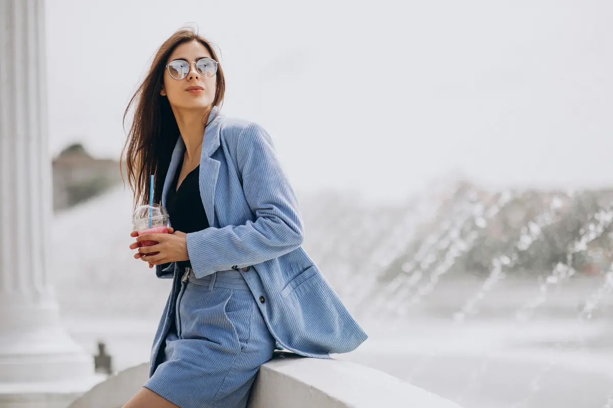 wanita desember percaya diri  biru