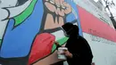 Remaja membuat mural bertema solidaritas untuk Palestina di Gang Jambu, Kedaung, Depok, Jawa Barat, Selasa (18/5/2021). Remaja Majelis Al Muntaqilin membuat mural tersebut sebagai solidaritas serta doa bagi umat muslim Palestina dan Masjid Al Aqsa atas serangan Israel. (merdeka.com/Arie Basuki)