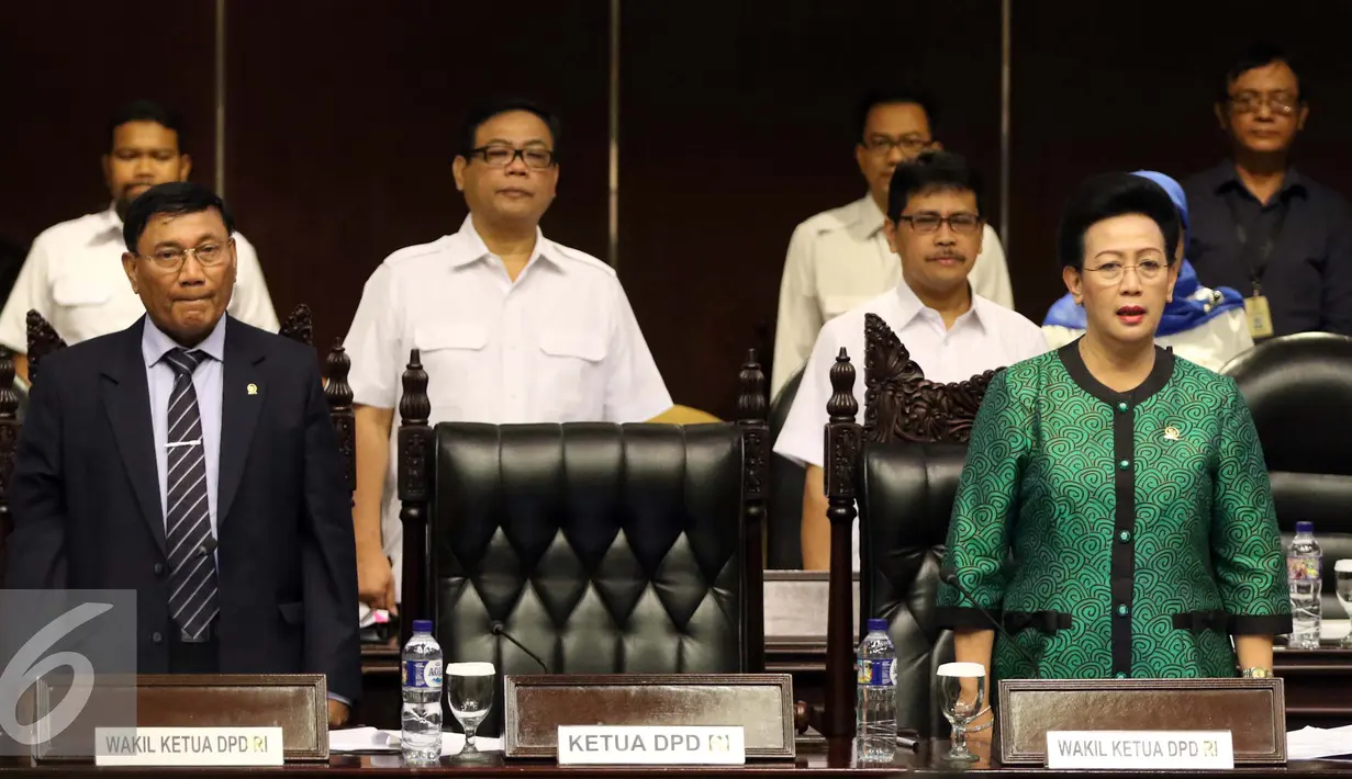 Ketua BK DPD AM Fatwa membacakan surat resmi pemberhentian Irman Gusman saat sidang paripurna luar biasa, Jakarta, Selasa (20/9). Irman ditangkap KPK di rumah dinasnya di Jalan Denpasar, Jaksel, Sabtu (17/9) dini hari. (Liputan6.com/Helmi Afandi)