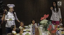 Artis Jessica Iskandar bersama Nia Ramadhani dan sejumlah anggota Girls Squad menyiapkan makanan kepada anak paud di kawasan Jakarta, Kamis (22/2). (Liputan6.com/Faizal Fanani)