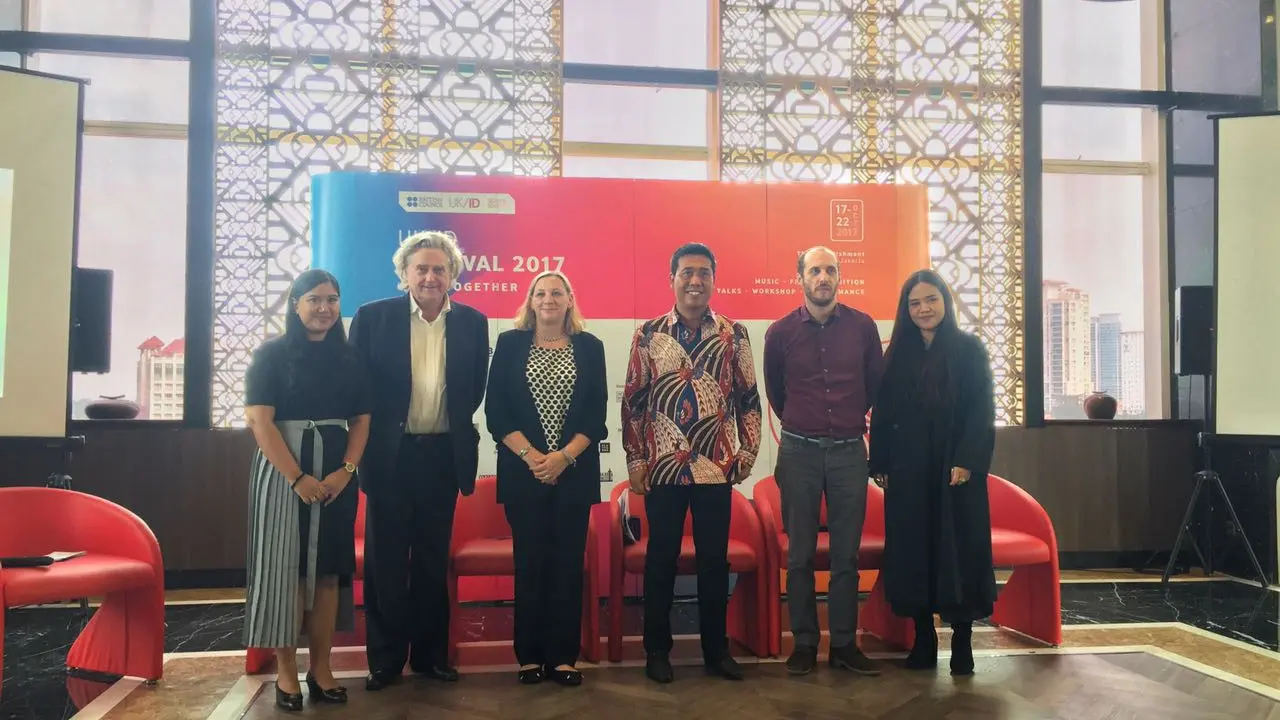 Country Director British Council Paul Smith bersama Juliete Maric Capeling Obe selaku Deputy Head of Mission to Indonesia and Timor Leste saat press briefing (Liputan6.com/Teddy Tri Setio Berty)