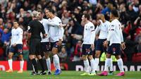 Pemain Liverpool memprotes gol Manchester United (MU) kepada wasit Martin Atkinson pada laga Liga Inggris di Old Trafford, Minggu (20/10/2019). (AFP/Oli Scarff)