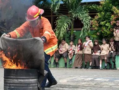 Dinas Pemadam Kebakaran (Damkar) menggelar penyuluhan dan sosialisasi singkat mengatasi kebakaran di SDN 04 Pagi, Jagakarsa, Jakarta Selatan, Rabu (21/9). (Liputan6.com/Yoppy Renato)