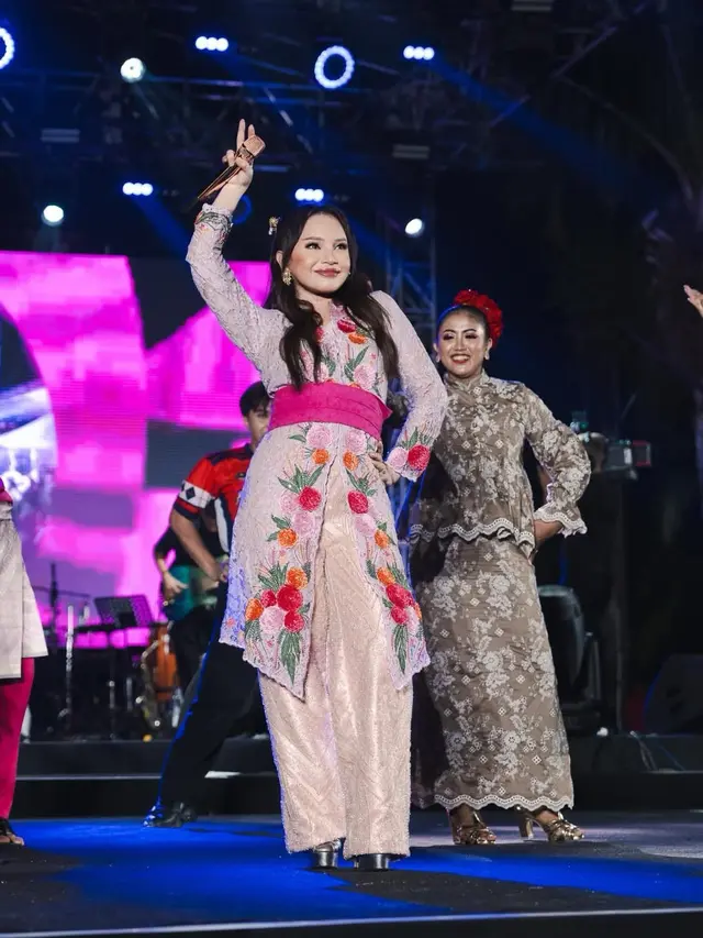 Pesona Awet Muda Rossa di Usia 47 Tahun, Tampil Anggun dengan Pinkish Makeup dan Kebaya Floral