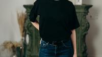 Trik mengatasi baju hitam kusam dengan cuka dan sampo hitam agar warna cerah dan tidak pudar. (pexels.com)