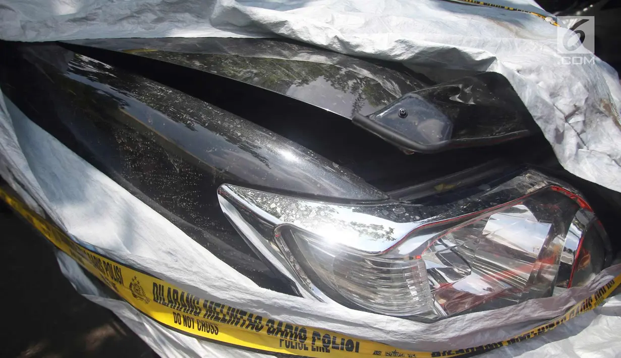 Kondisi lampu mobil Fortuner Ketua DPR Setya Novanto usai terlibat kecelakaan di Ditlantas Polda Metro Jaya, Jakarta, Jumat (17/11). Kecelakaan menyebabkan Setnov harus dirawat di RS Medika Permata Hijau, Jakarta Barat. (Liputan6.com/Immanuel Antonius)