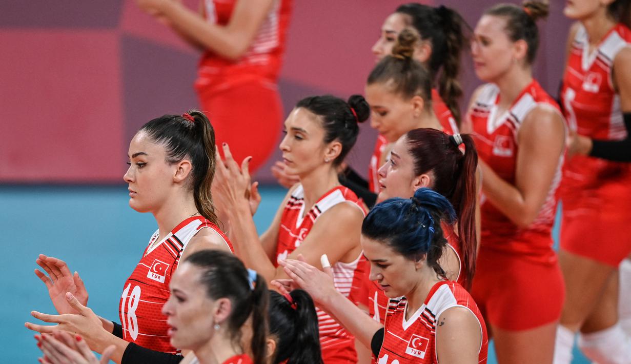 Para pemain Turki bertepuk tangan setelah timnya kalah dari Korea Selatan dalam pertandingan perempat final bola voli putri di Olimpiade Musim Panas 2020 di Tokyo, Jepang, Rabu (4/8/2021). (AFP/Pedro Pardo)