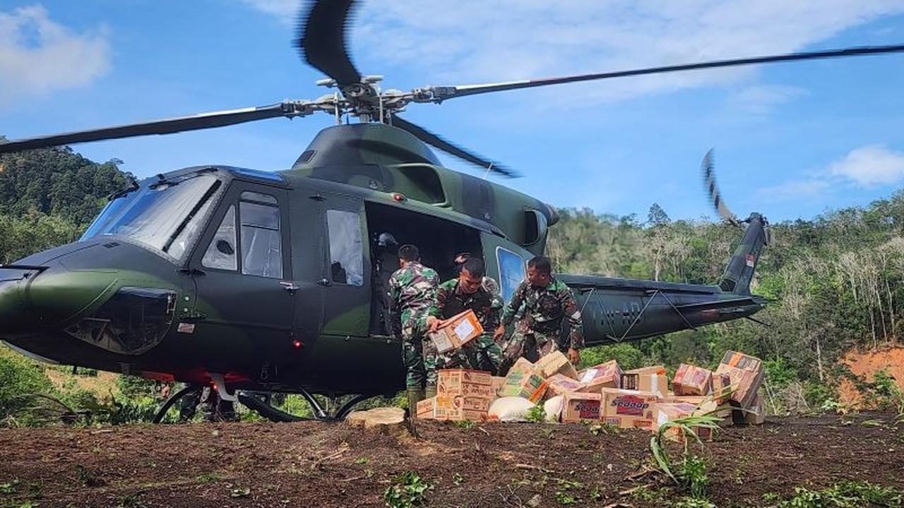 TNI Salurkan Bantuan Helikopter Percepat Penyaluran Kebutuhan Pokok di Tapanuli Utara
