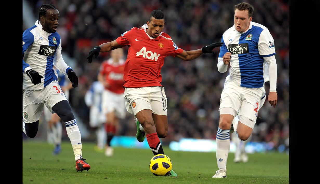 Pemain Blackburn Rovers, Phil Jones (kanan), mengawal ketat pergerakan dari pemain MU, Luis Nani (tengah), dalam pertandingan lanjutan Liga Inggris 2010/2011 di Old Trafford in Manchester, Sabtu (27/11/2010). Sebelum bermain untuk Setan Merah, Phil Jones merupakan lulusan akademi Blackburn Rovers dan diumur 18 tahun sudah bisa menembus skuat utama. (AFP/Andrew Yates)