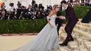 Shawn Mendes dan Hailey Baldwin jadikan Met Gala 2018 sebagai momen untuk mengonfirmasi kabar hubungan mereka. (Hector RETAMAL/AFP)