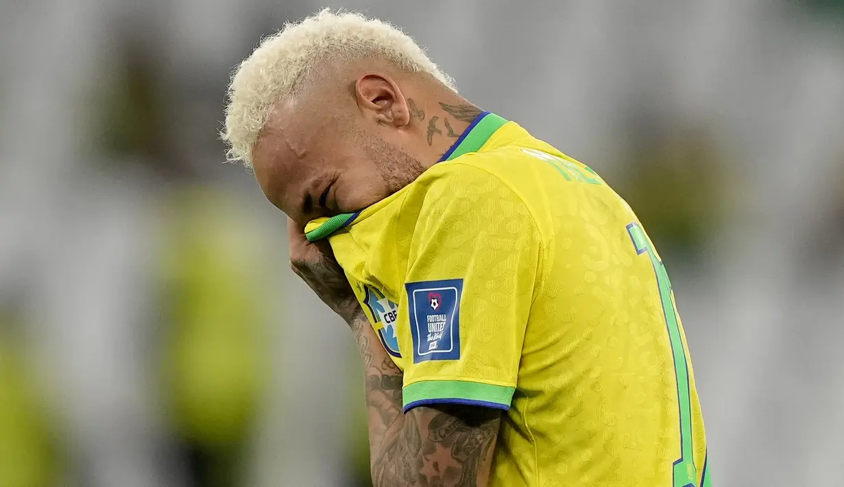 Reaksi penyerang Brasil Neymar setelah adu penalti pada perempat final Piala Dunia 2022 saat menghadapi Kroasia di Stadion Education City, Sabtu (10/12/2022) dini hari WIB.  Seusai pertandingan, Neymar Jr yang mencetak gol pembuka Brasil tertangkap kamera menangis. (AP Photo/Martin Meissner)