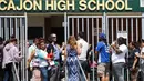 Orang tua dan keluarga menjemput anak mereka dari SMA Cajon setelah insiden penembakan di Sekolah Dasar North Park di San Bernardino, California, Senin (10/4). Dua orang termasuk seorang guru, tewas dalam penembakan di sekolah dasar (AP Photo/Jae C. Hong)