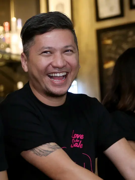 "Di situ kita bilang, wah ini cewek bener nih, ini yang harus lo kejar nih. Si Putri ini beda banget sama cewek-cewek yang sebelumnya Chicco pernah kenal. Mandiri banget, Putri orangnya enggak manja, berprestasi," lanjutnya. (Daniel Kampua/Bintang.com)