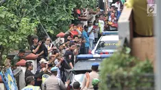 Kerumunan warga setempat menyaksikan rekonstruksi pembunuhan satu keluarga di Bojong Nangka II, Bekasi, Jawa Barat, Rabu (21/11). Rekonstruksi ini digelar oleh Tim Inafis Polda Metro Jaya dan Polres Metro Bekasi. (Merdeka.com/Iqbal S. Nugroho)