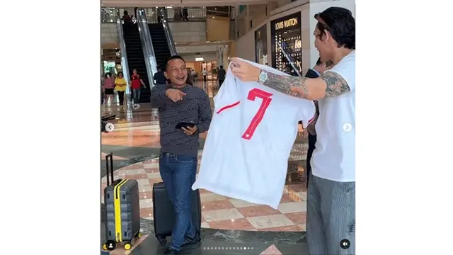 7 Momen Marselino Penuhi Janji Berikan Jersey Lawan Arab Saudi ke Ganindra Bimo