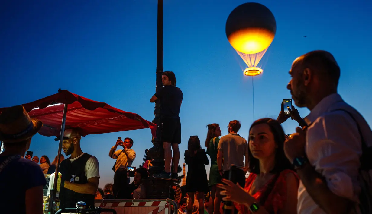 Setelah dinyalakan, kaldron Olimpiade Paris 2024 terangkat dan melayang menghiasi langit kota Paris. (Dimitar DILKOFF/AFP)