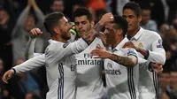 Pemain Real Madrid merayakan gol yang dicetak Alvaro Morata ke gawang Sporting Cp pada laga Liga Champions di Stadion Santiago Bernabeu, Madrid, Rabu (14/9/2016). Real Madrid menang 2-1 atas Sporting Cp. (AFP/Gerard Julien)