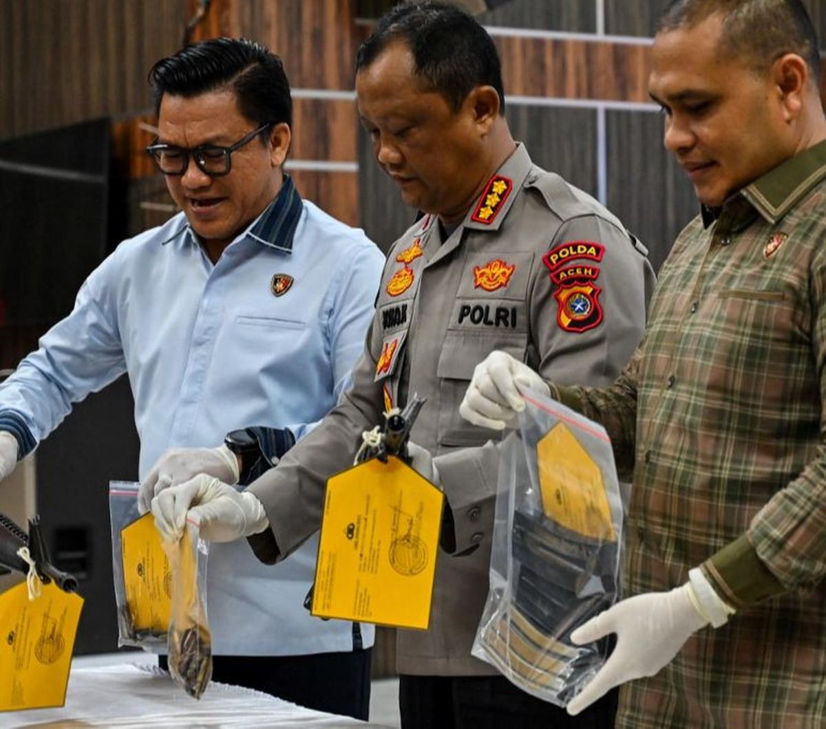 Polda Aceh menerima dua pucuk senjata laras panjang jenis M-16 yang diserahkan oleh seorang warga di Kabupaten Pidie, Aceh. Senjata itu disebut bekas konflik Aceh yang telah disimpan belasan tahun.<br><br>Hal itu diungkapkan oleh Dirreskrimsus Polda Aceh 