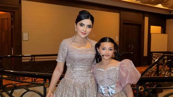 Gaya Ashanty & Arsy Tampil Glamor dengan Gaun Kembar, Duet Ibu-Anak yang Penuh Pesona