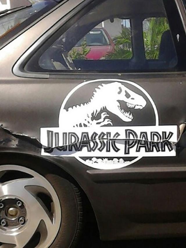 7 Cara Nyeleneh Orang Perbaiki Bodi Mobil Ini Kreatif Banget