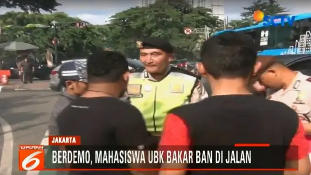 Kericuhan terjadi saat Mahasiswa Universitas Bung Karno membakar ban bekas di Jalan Diponogoro,Menteng, Jakarta Pusat.