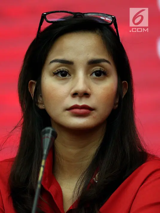 Artis Kirana Larasati saat konferensi pers terkait perayaan 90 tahun Sumpah Pemuda di Kantor DPP PDIP Menteng, Jakarta, Selasa (23/10). Perayaan 90 tahun peringatan Sumpah Pemuda mengangkat tema 'Satu Indonesia Kita'. (Liputan6.com/Johan Tallo)