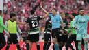 Pemain Sporting, Ricardo Esgaio (kedua kiri) mendapatkan kartu merah dari wasit dalam laga lanjutan Liga Portugal 2024/2025 melawan Benfica di Stadion da Luz, Lisbon, Portugal, Sabtu (10/05/2025) waktu setempat. (AP Photo/Armando Franca)
