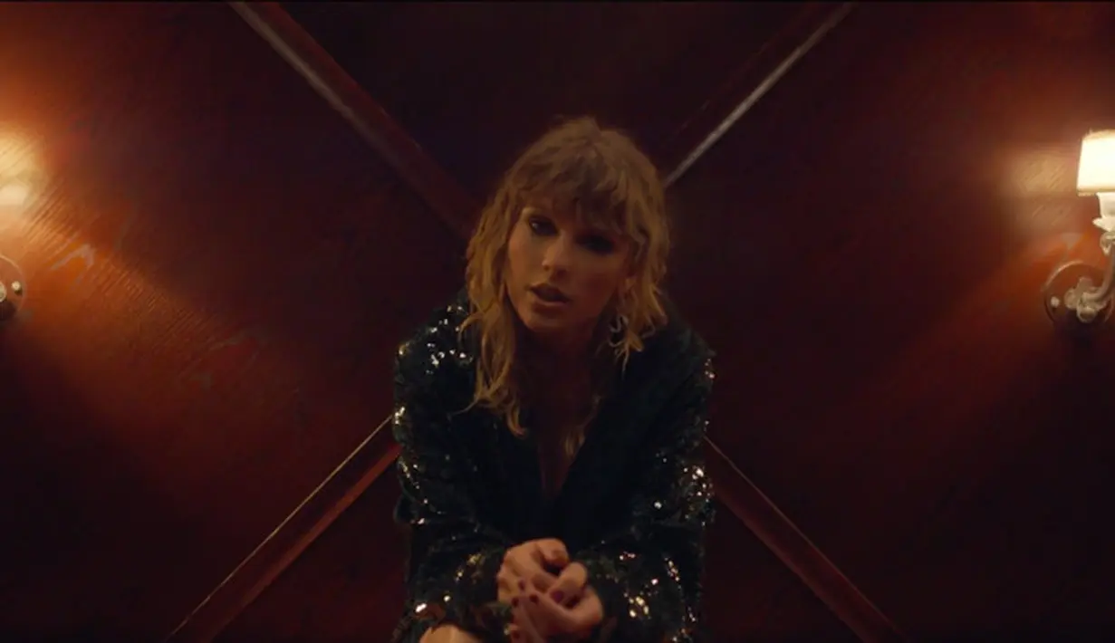 Setelah bernanyi bagian "I don't want to be just another ex-love", terlihat tanda X di belakang Taylor Swift yang berartikan ex alias mantan. (Cosmopolitan)