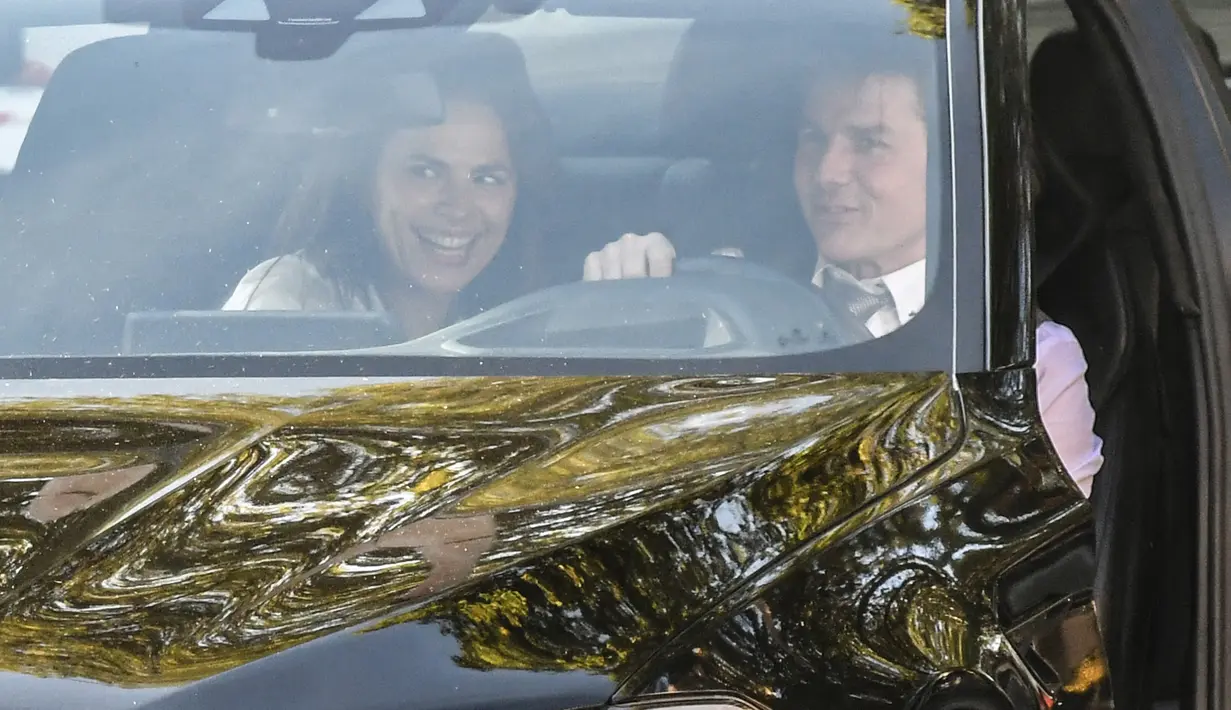 Aktor AS, Tom Cruise dan aktris Inggris-AS, Hayley Atwell terlihat sedang syuting film "Mission Impossible 7" di Roma, Italia, Selasa (6/10/2020). Proses pengambilan gambar "Mission Impossible 7" kembali dilanjutkan setelah sempat terhenti akibat pandemi COVID-19. (Photo by Alberto PIZZOLI / AFP)