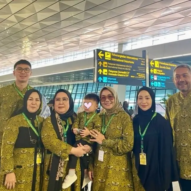 6 Potret Orang Tua Artis Umroh Bareng Besan, Ibu Ayu Ting Ting Curi Perhatian