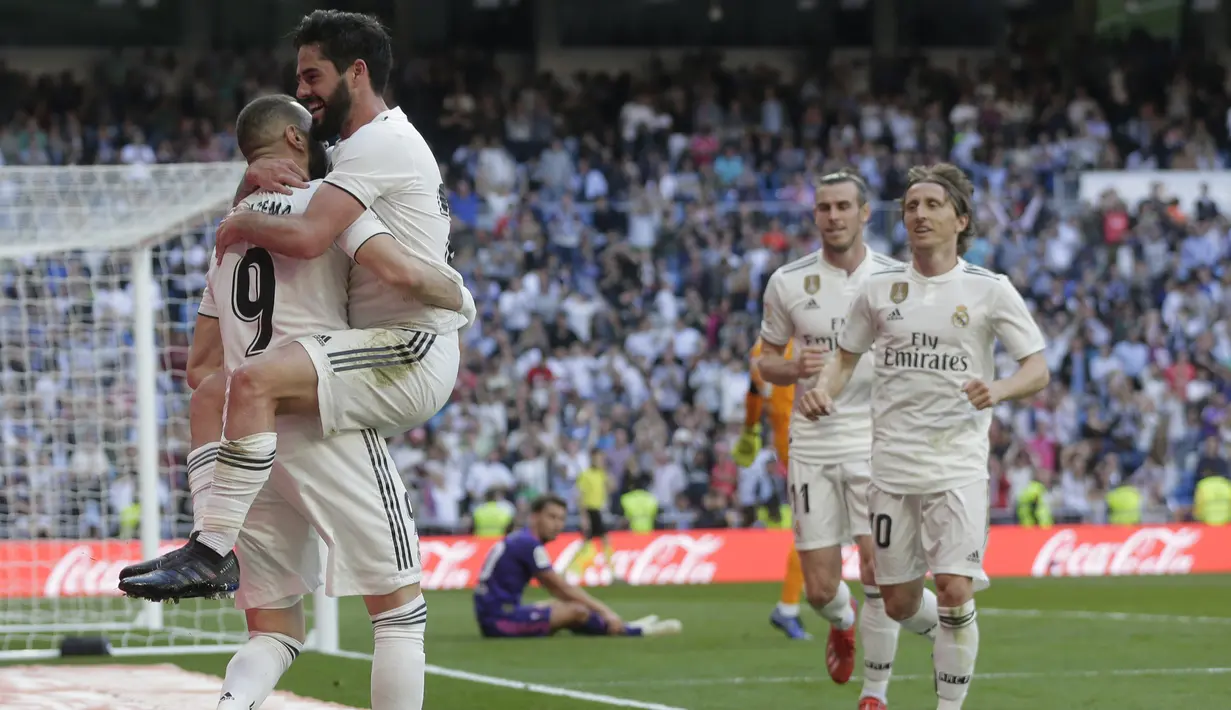 Para pemain Real Madrid merayakan gol yang dicetak oleh Isco ke gawang Celta Vigo pada laga La Liga 2019 di Stadion Santiago Bernabeu, Sabtu (16/3). Real Madrid menang 2-0 atas Celta Vigo. (AP/Paul White)