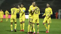Para pemain PSG merayakan gol saat melawan Angers (SCO) pada lanjutan Ligue 1 Prancis di Raymond Kopa Stadium, Angers, (4/11/2017). PSG menang telak 5-0. (AP/David Vincent)