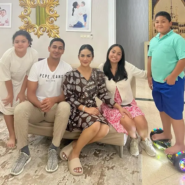 Krisdayanti dan anak sambungnya (Instagram/krisdayantilemos)