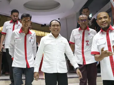 Menpora, Zainudin Amali (tengah) bersiap memberi keterangan terkait kesiapan Indonesia sebagai tuan rumah Piala Dunia U-20 2021, Jakarta, Kamis (24/10/2019). Indonesia resmi ditunjuk FIFA sebagai penyelenggara Piala Dunia U-20 pada 2021. (Liputan6.com/Helmi Fithriansyah)