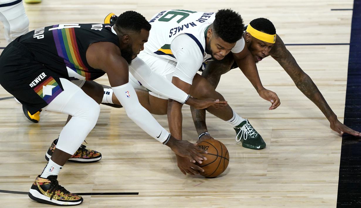 Pemain Utah Jazz, Juwan Morgan, berebut bola dengan pemain Denver Nuggets, Paul Millsap, pada ronde pertama playoff NBA musim 2020 di The Field House, Florida, Selasa (18/8/2020). Denver Nuggets menang 135-125 atas Utah Jazz. (AFP/Ashley Landis/Pool/Getty Images)