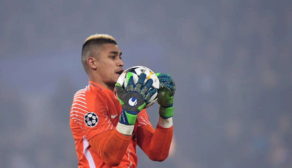 Hal tersebut yang mesti dimafaatkan Man United untuk datangkan Areola. Terlebih harga yang masuk akal yang masih dimiliki kiper 25 tahun tersebut. (AFP/Franck Fife)