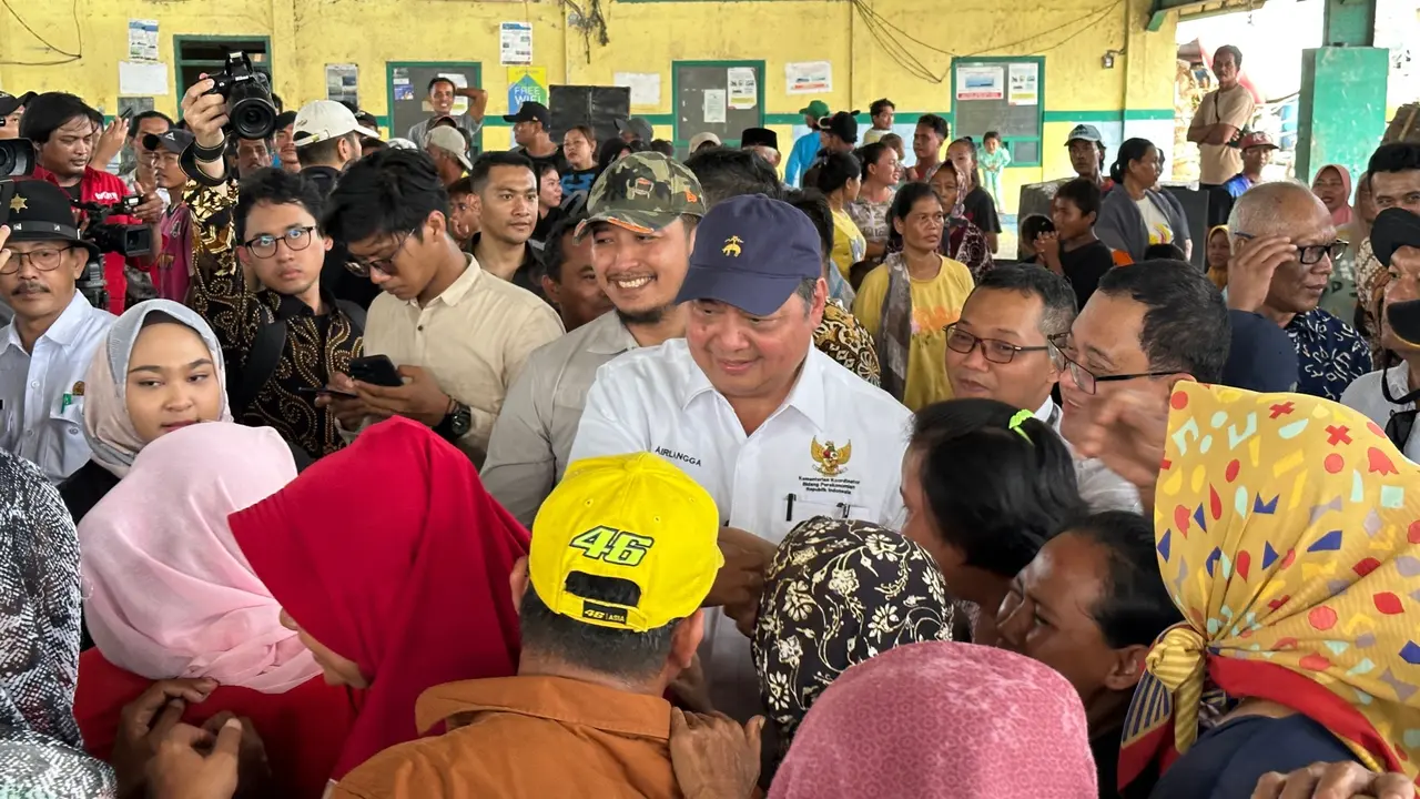 Menteri Koordinator (Menko) Bidang Perekonomian Airlangga Hartarto melakukan peninjauan bendungan penangkal banjir rob di daerah Eretan, Indramayu, Jawa Barat.