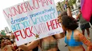 Sejumlah wanita peserta pawai "SlutWalk" tahunan berorasi di kota pantai Mediterania Israel Tel Aviv (4/5). Mereka memprotes budaya pemerkosaan dan pelecehan seksual yang ditujukan pada wanita. (AFP Photo/Jack Guez)
