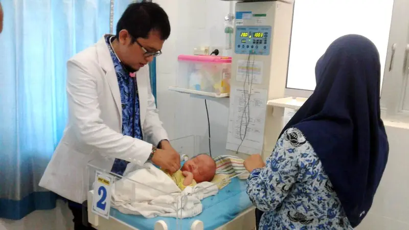 Dokter dan petugas medis RSUD Majenang memeriksa kondisi bayi penderita hidrosefalus asal Karangpucung, Cilacap, Jawa Tengah. (Foto: Liputan6.com/Haryadi N untuk Muhamad Ridlo)